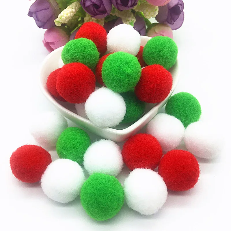 Помпоны из меха белые зеленые красные для поделок | Дом и сад
