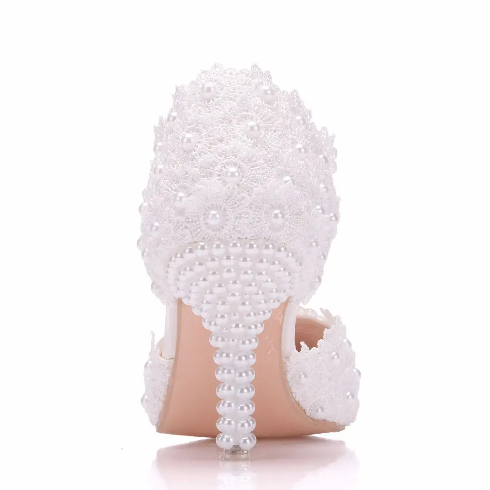 Женские свадебные туфли украшенные кристаллами и жемчугом белые кружевные с