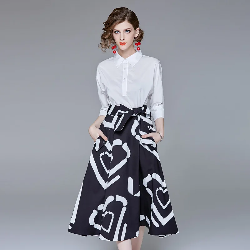 Женское платье рубашка средней длины с рукавами белая однотонная юбка высокой