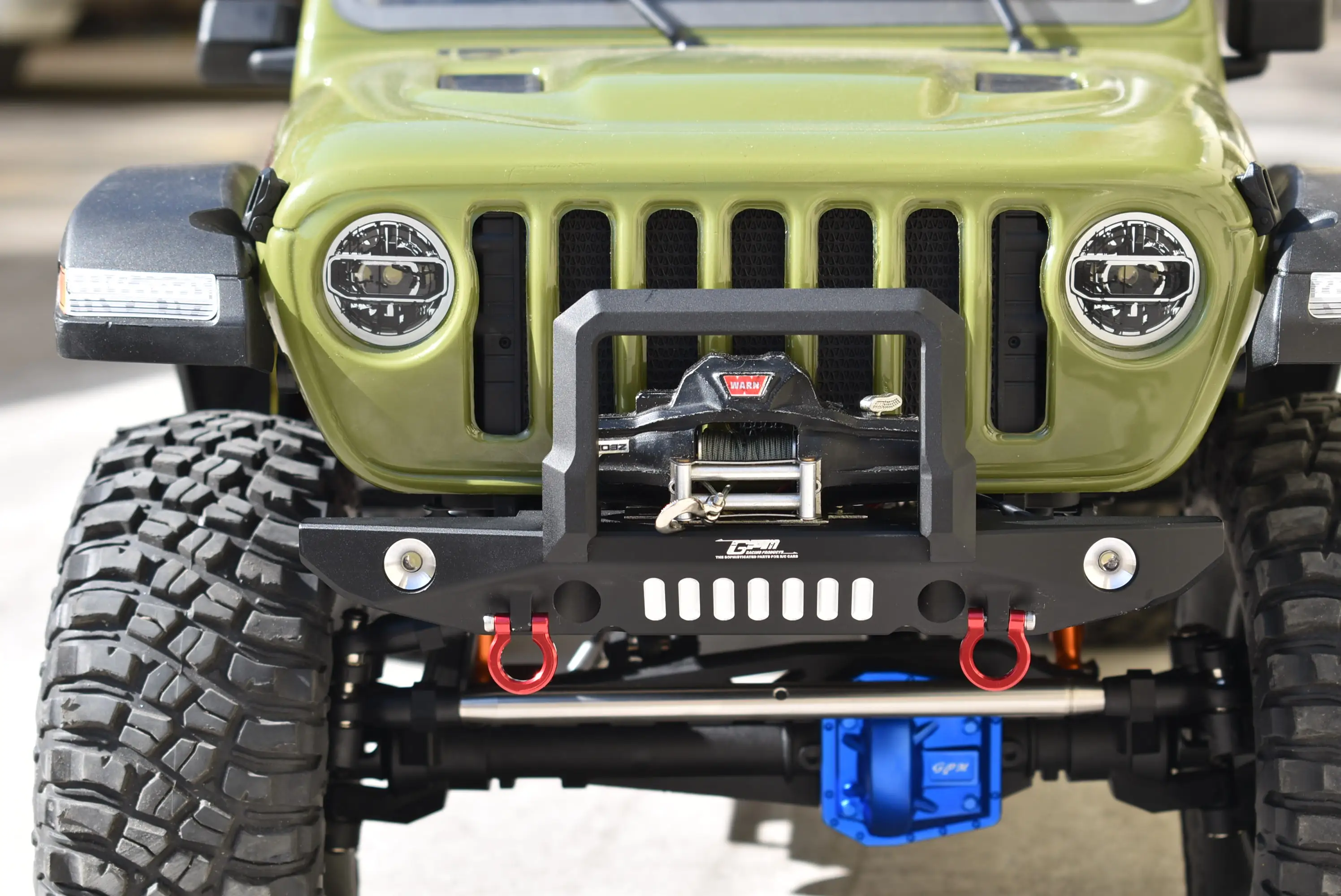 Алюминиевый передний бампер GPM с крючком для AXIAL 1/6 SCX6 JEEP JLU WRANGLER 4WD-AX 105000 Т1