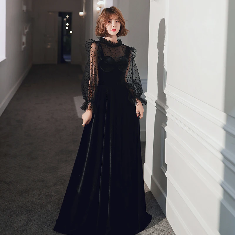 Длинное вечернее платье с длинным рукавом вельветовое высоким воротником и