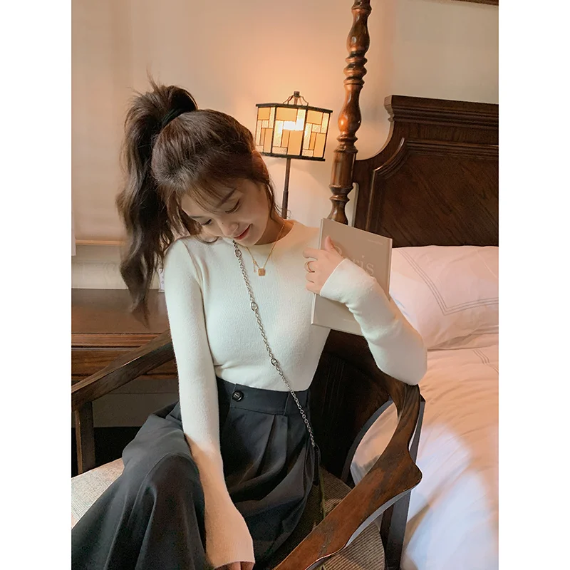 

Женский трикотажный свитер с круглым вырезом и прямым вырезом