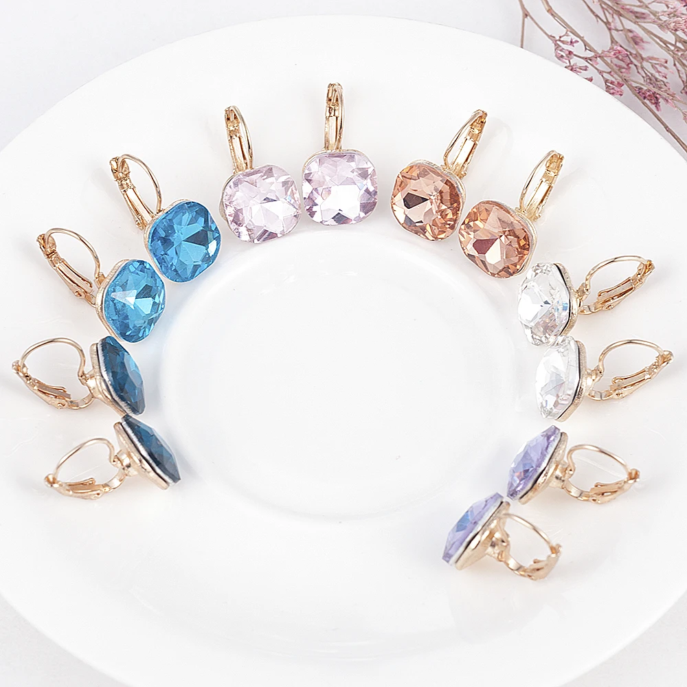 Женские серьги-гвоздики с фианитом серьги золотого цвета в минималистическом