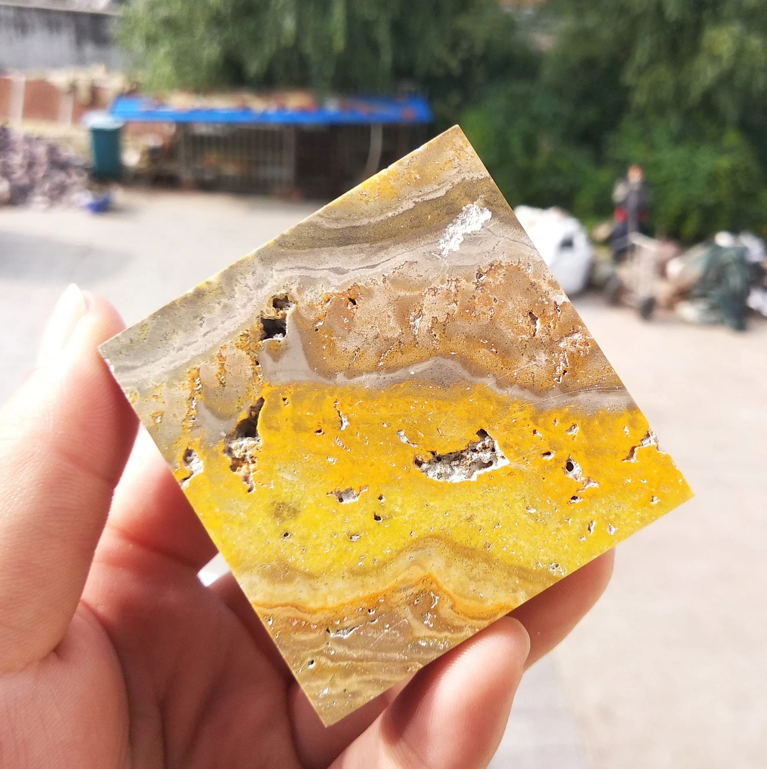 

1pcs Natural bumblebee pyramid muladhara chakra crystal repel evil spirits pyramid decoration gift