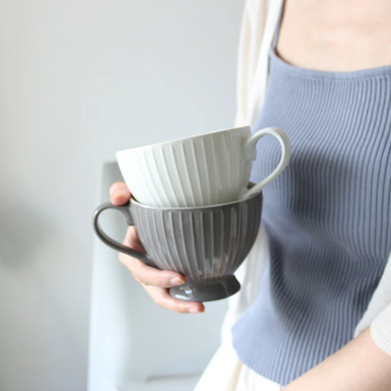 Керамическая кружка простая индивидуальная рельефная однотонная большая