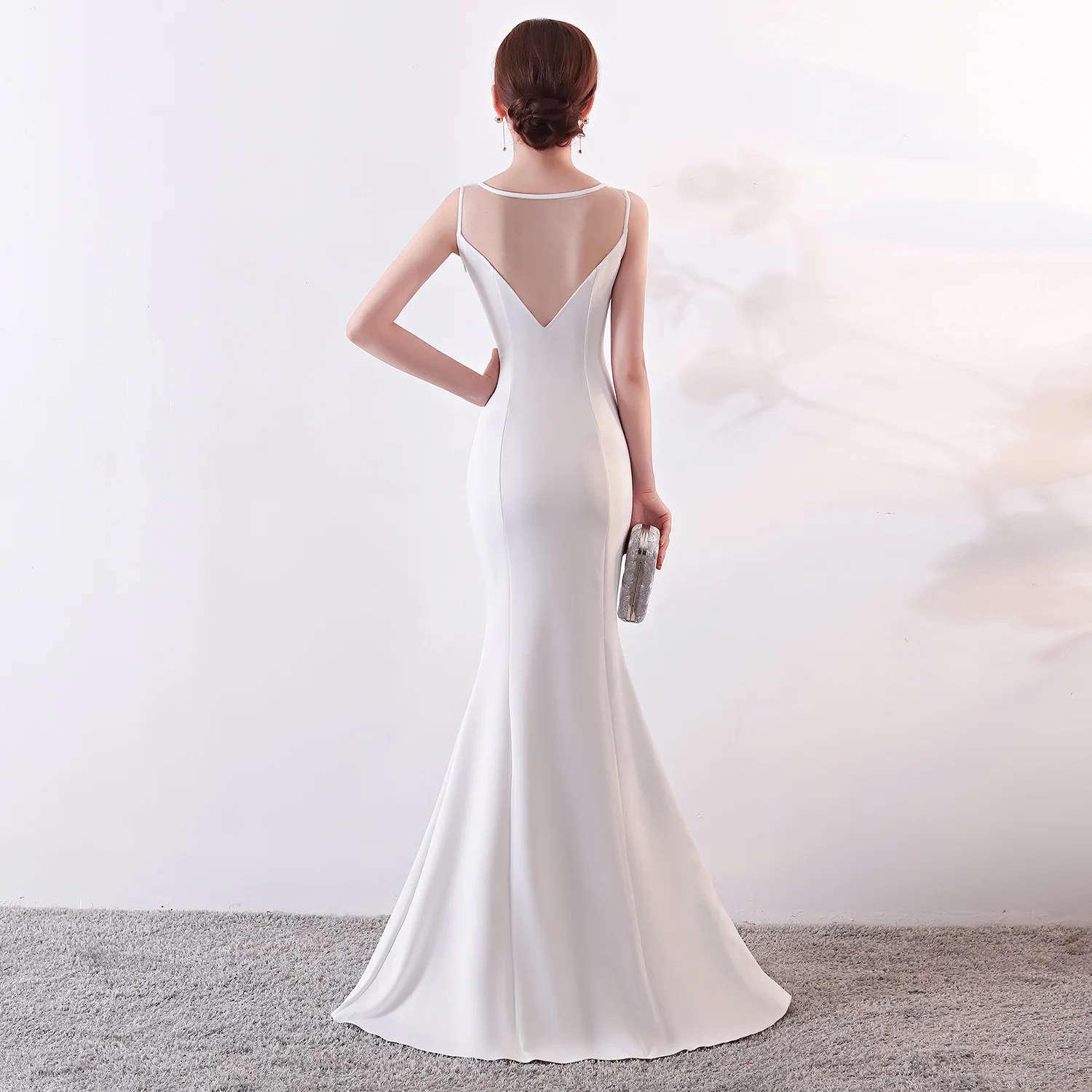 Простое прозрачное длинное кружевное платье с вырезом русалка и блестками |