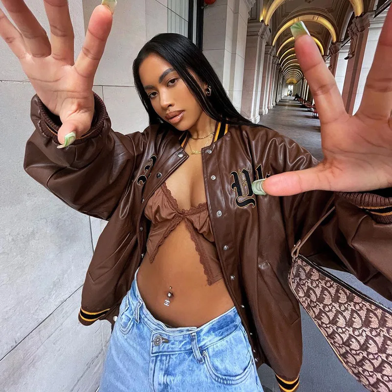 

Бейсбольная куртка в стиле ретро из искусственной кожи, винтажная куртка-бомбер большого размера с длинными рукавами и надписью, уличная од...