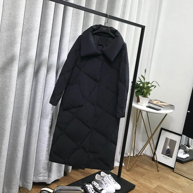 Женская длинная пуховая куртка красная легсветильник приталенная на белом