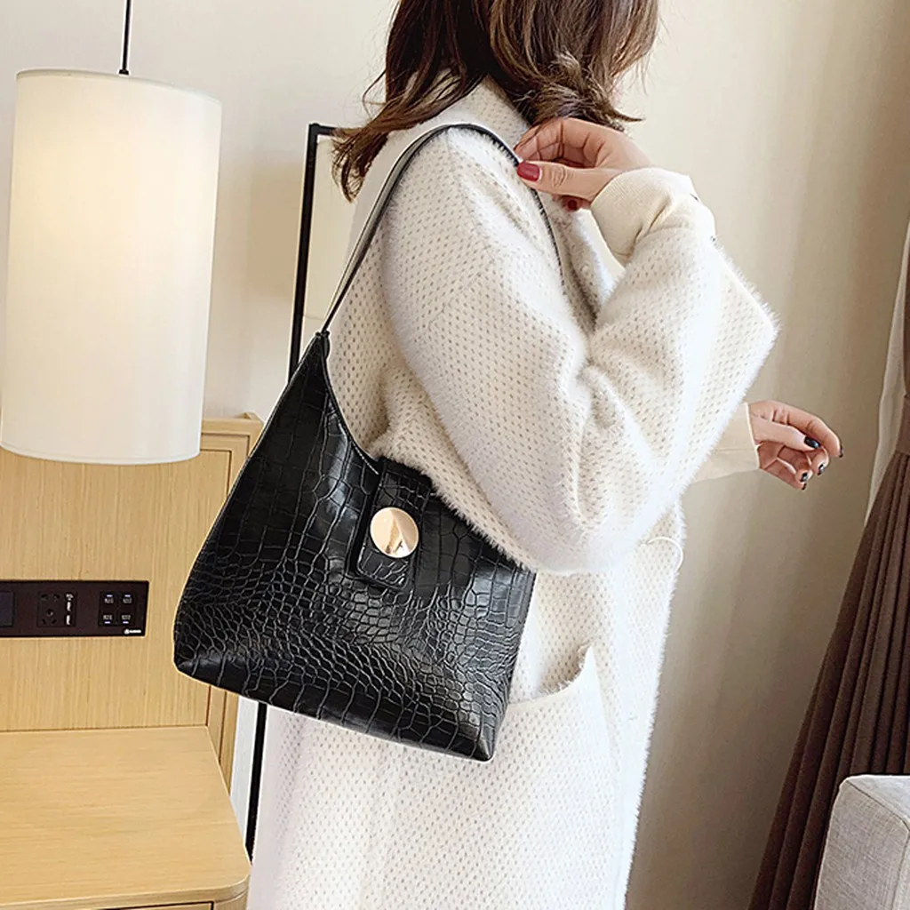 Модная женская сумка мессенджер трендовая вместительная кожаная на плечо