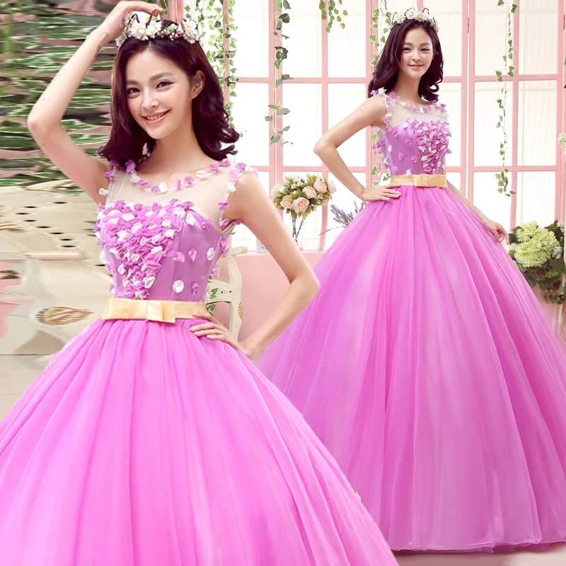 Женское бальное платье без рукавов розовое с цветочной аппликацией и круглым