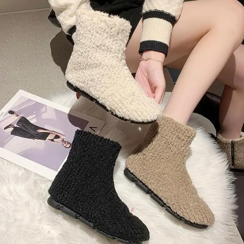 

Зимние ботинки, плюшевая обувь, женская зимняя новая модель 2021, удобные и универсальные теплые бархатные короткие ботинки из искусственной ...