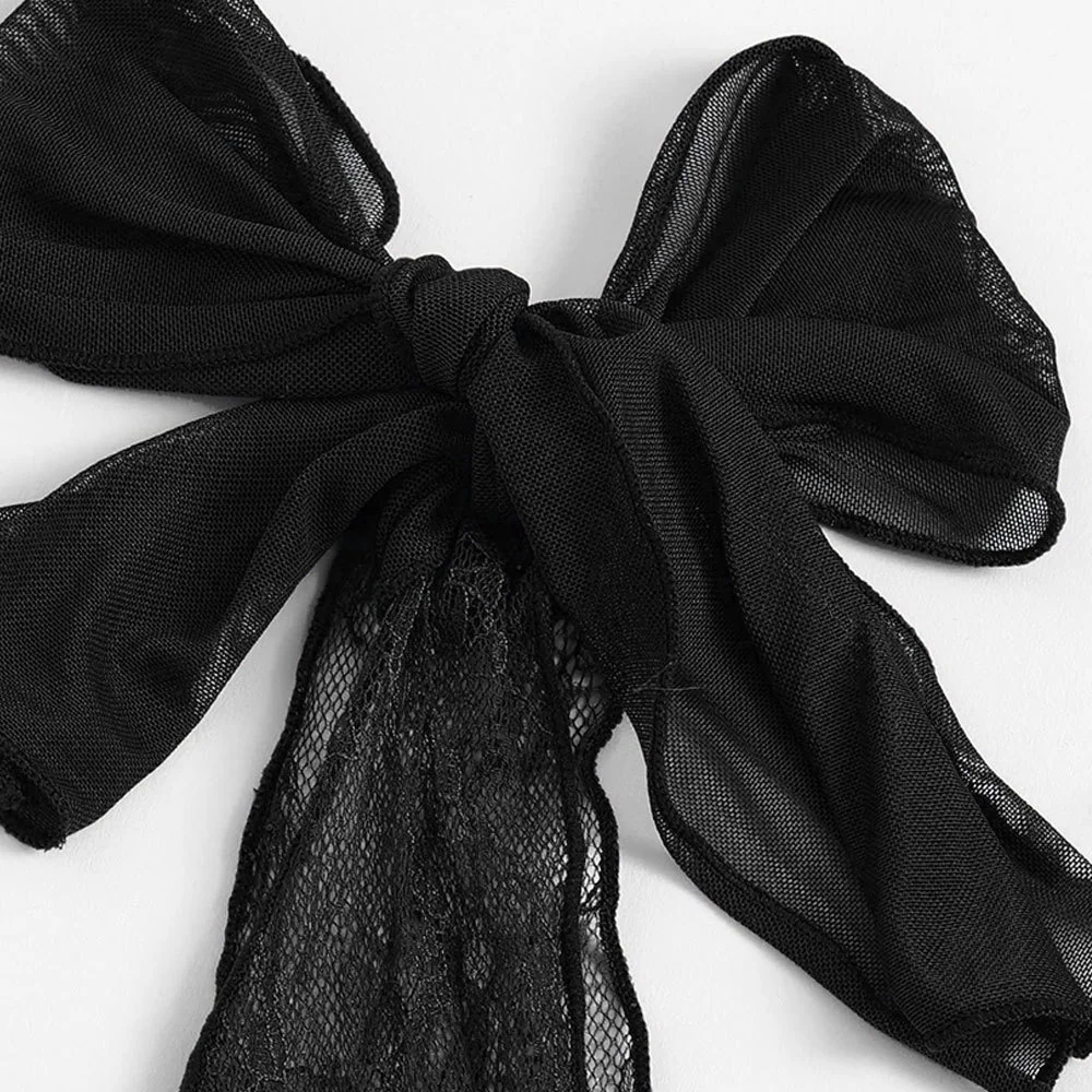 

Пижама женская кружевная с глубоким v-образным вырезом и поясом