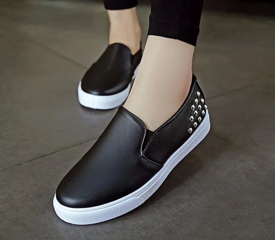 New Style Loafers Ladies Flat Casual Shoes Round Toe Sports Shoes Versatile Soft Bottom Rivet Comfortable Breathable Shoes