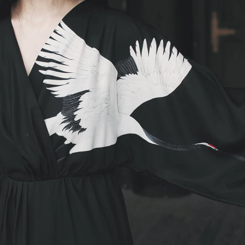 Платье-кимоно женское свободного кроя длинное черное с V-образным вырезом и