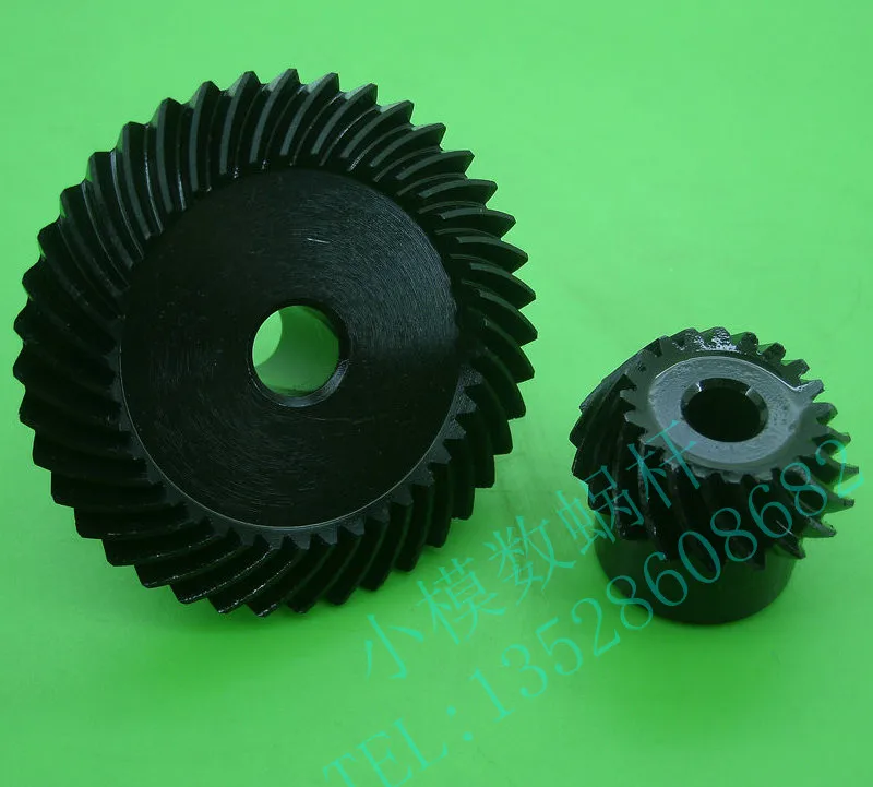 Satılık 1.5 Mod Spiral Konik Dişli Dişli Oranı 1:2 Büyük Mekanik Parçaları 90 Derece Geri Azaltma Salıncak Kapısı Hareketi Dişli