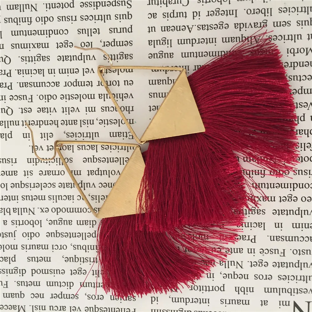 Золотой цвет богемы покрытие зажима треугольника бордового цвета с кисточками