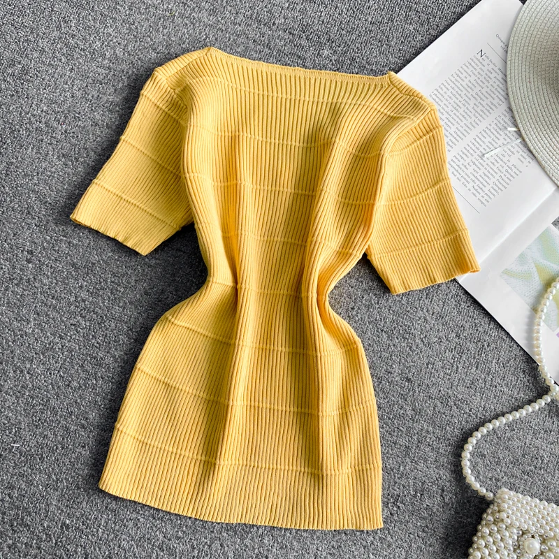 Однотонная трикотажная футболка с V-образным вырезом новая женская коротким