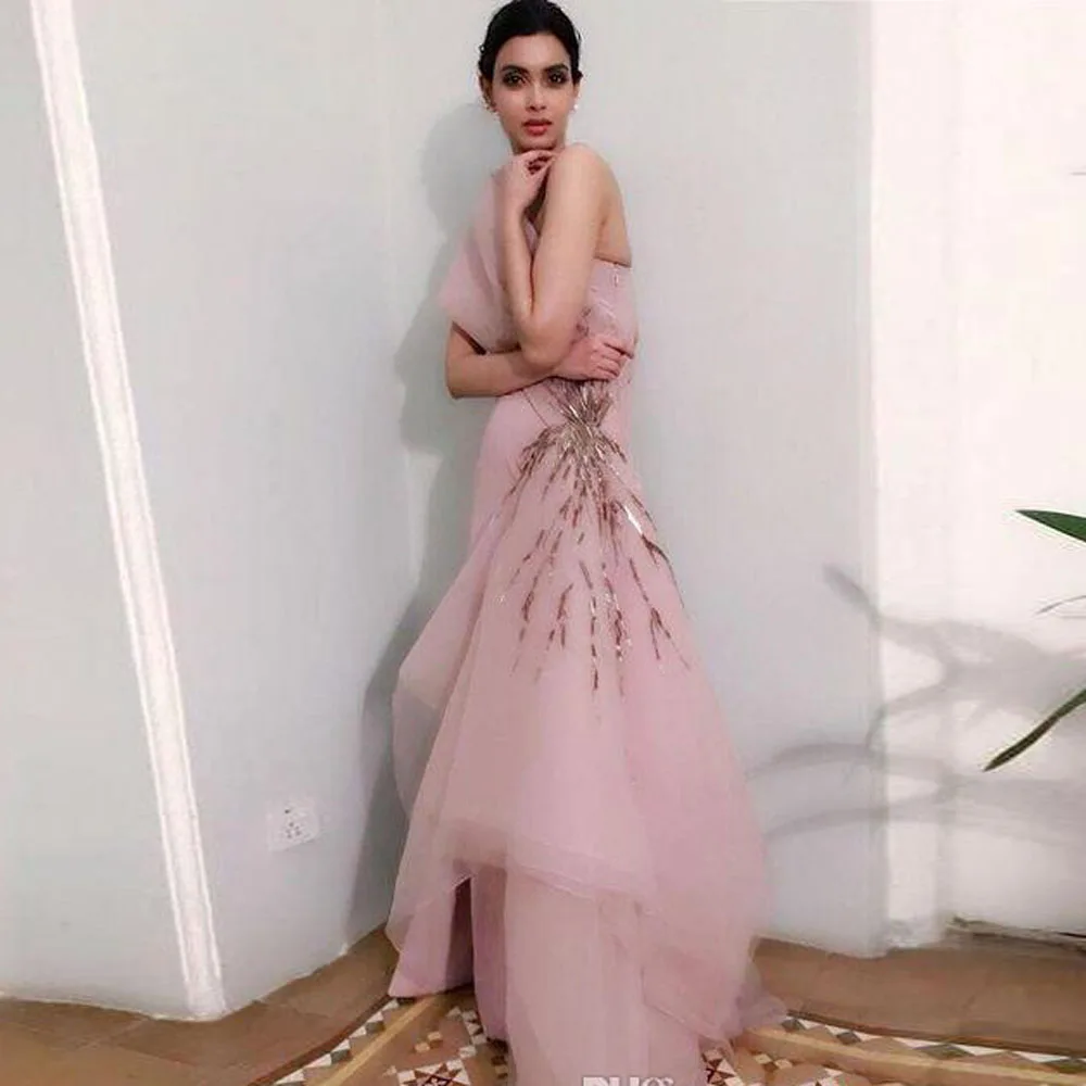 Женское вечернее платье с юбкой годе розовое длинное оборками и кристаллами на