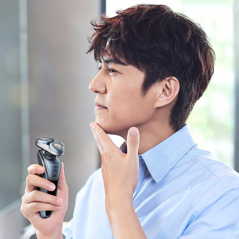 

Philips S6015 / 16 Wet and Dry Men Electric Shaver for Face with Comfortable Blade System 100-240 Volts 1 Hour Fast Charge Multi