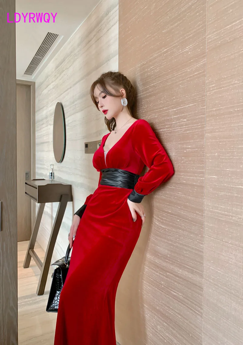 

Retro red buttocks show thin V-neck velvet dress women's spring new Office Lady Polyester Solid Sheath