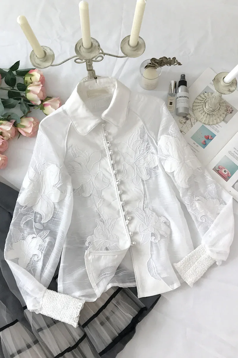 

2021 Spring Summer New French Elegant Long-Sleeved Shirt Female Pearl Button Style Embroidered Flower Ol White Blouse Women Tops