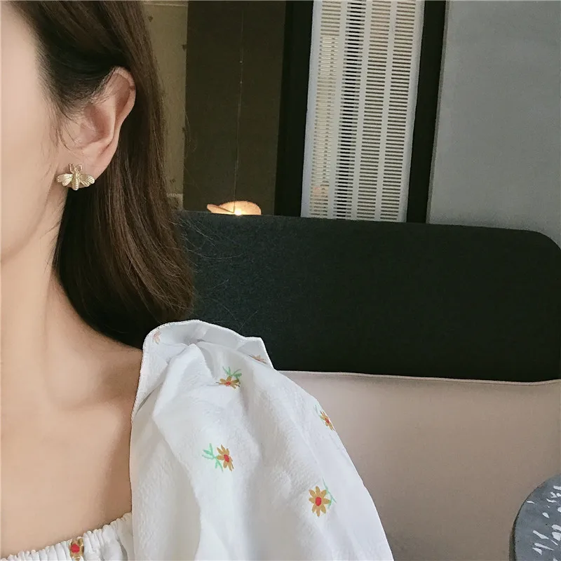 

Vintage Bee Earrings Stud Wholesale Korean Simple Cute Insect Design Jewelry For Women Party 2021 New Fashion Accessories