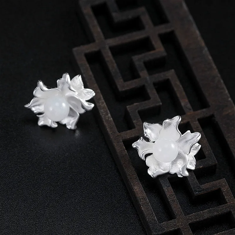 Женские серьги-гвоздики из серебра 100% пробы с белыми нефритовыми цветами |