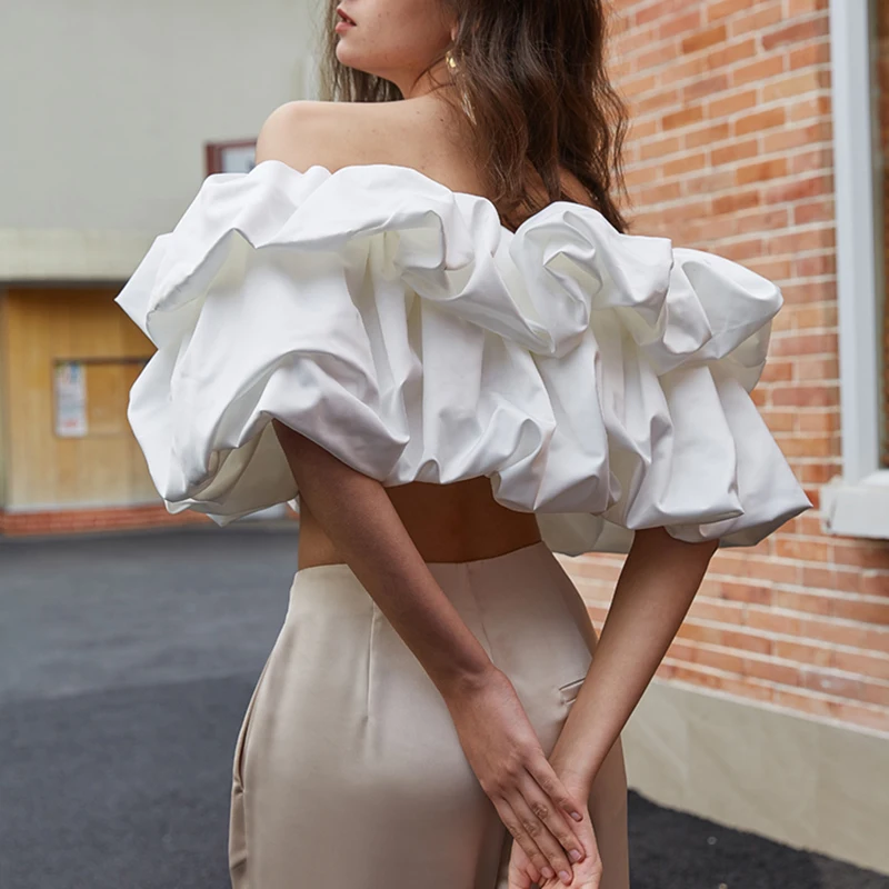 Женский укороченный топ TWOTWINSTYLE повседневный с рюшами вырезом лодочкой и