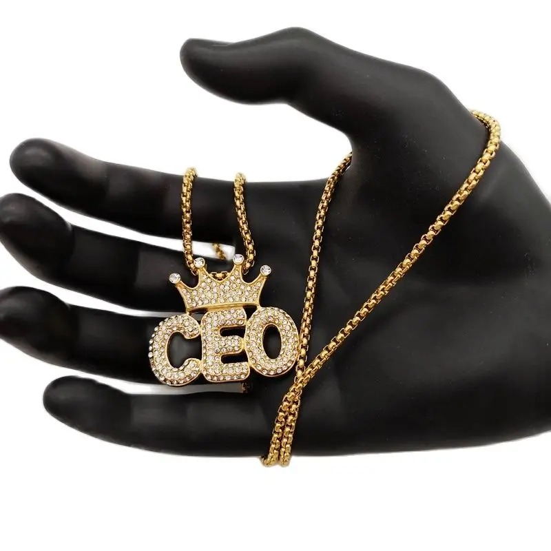 Ожерелье с подвеской в виде короны украшенной сверкающими украшениями |