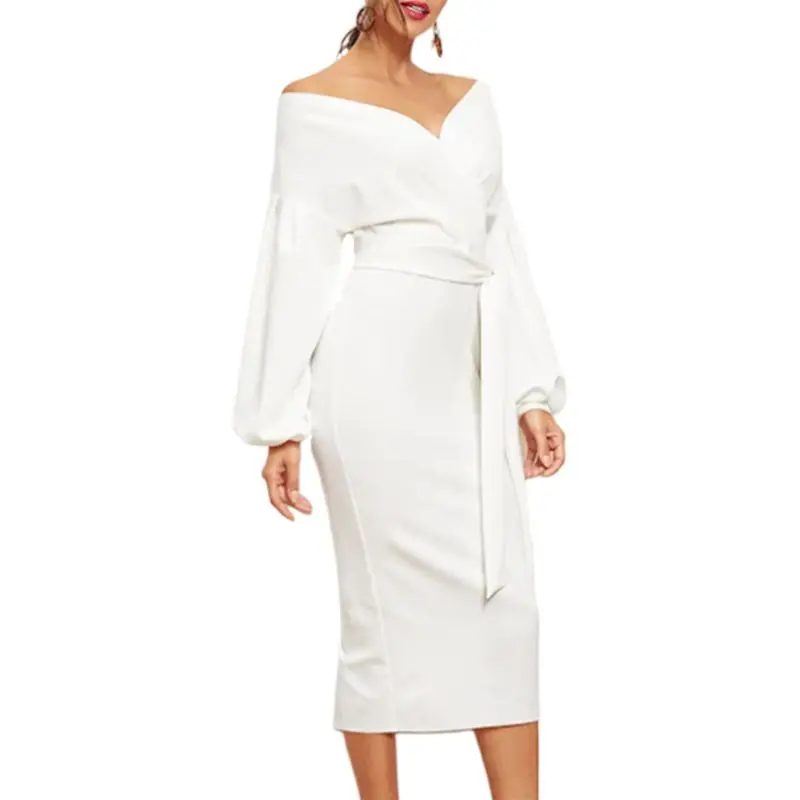 Женское облегающее платье миди с пышными рукавами открытыми плечами и поясом
