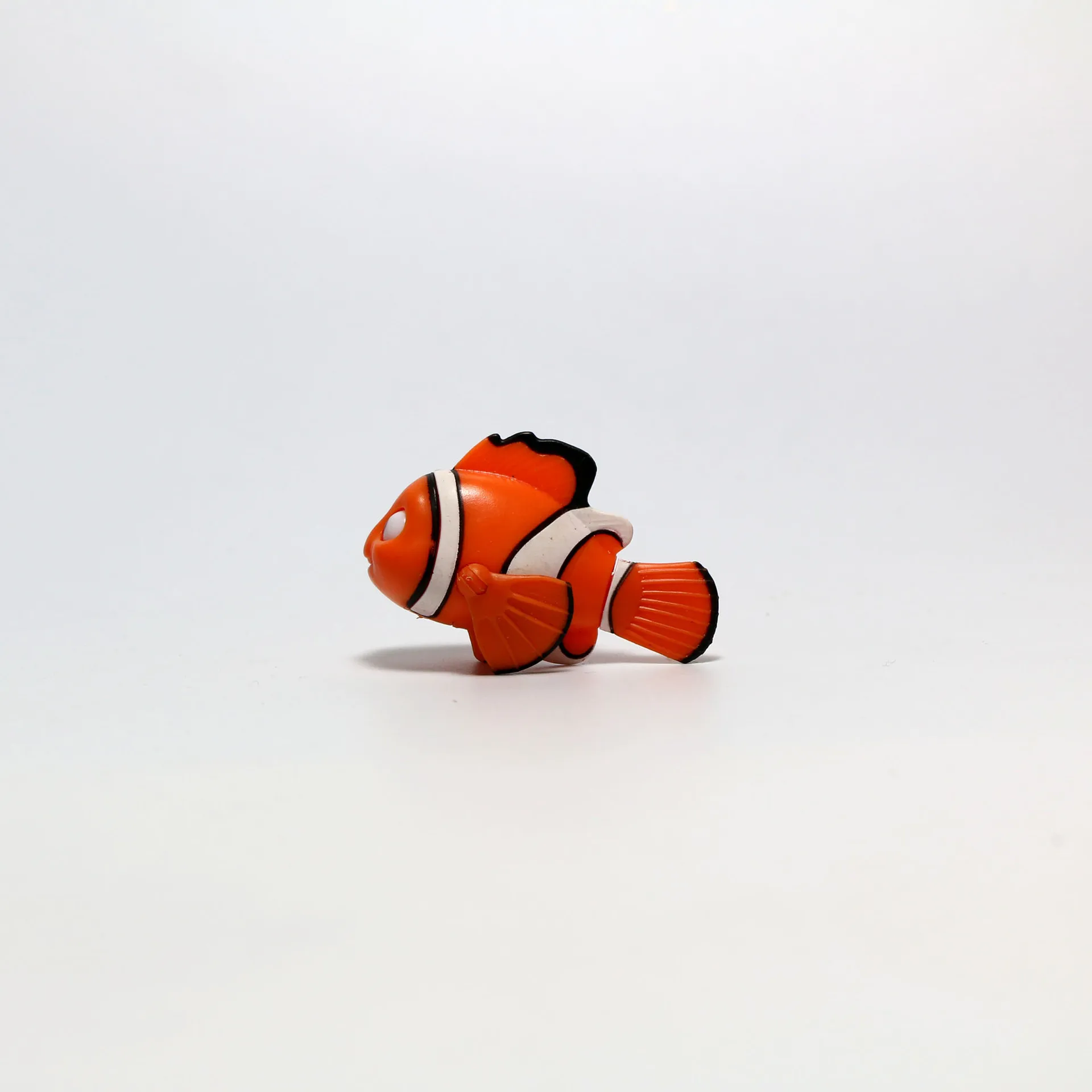 5pcs 5 8cm no repeat clown fish nemo dory toy cupule cartoon fish figures mini suction cup capsule model d11 free global shipping