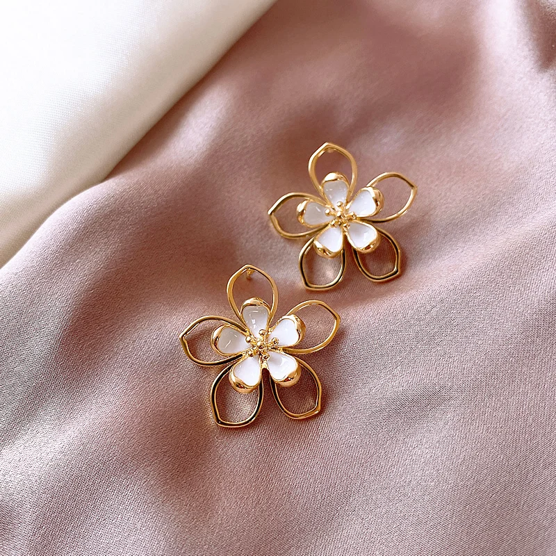 Женские серьги гвоздики в виде цветка многослойные с блестящей боковой вставкой