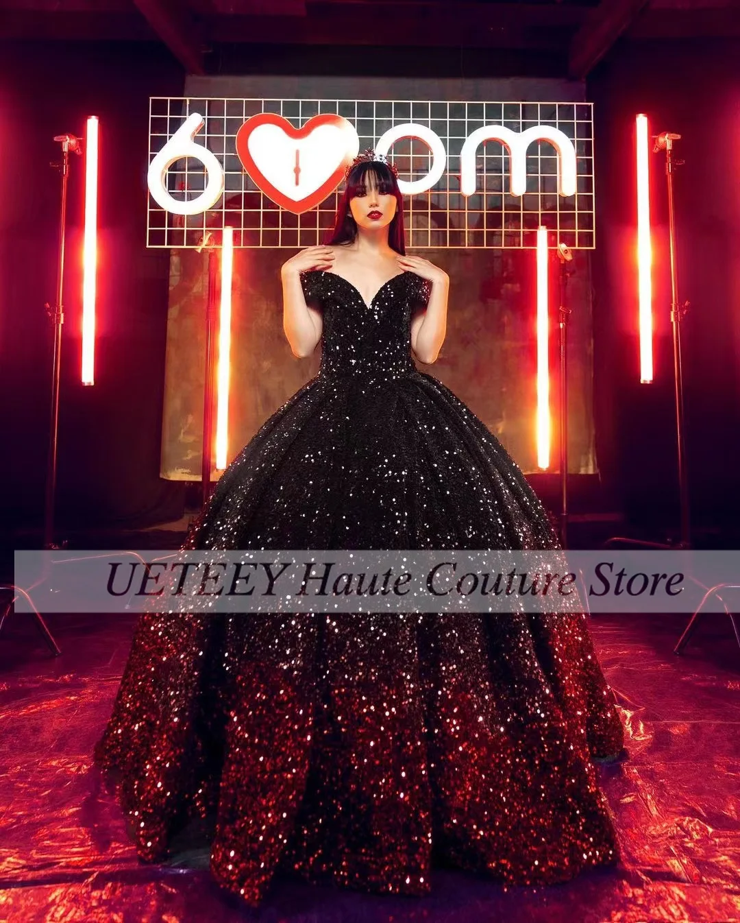 

Кружевное вечернее платье с бисером, блестками