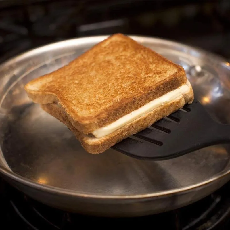 Черная нейлоновая антипригарная лопатка с прорезью термостойкая тонкая