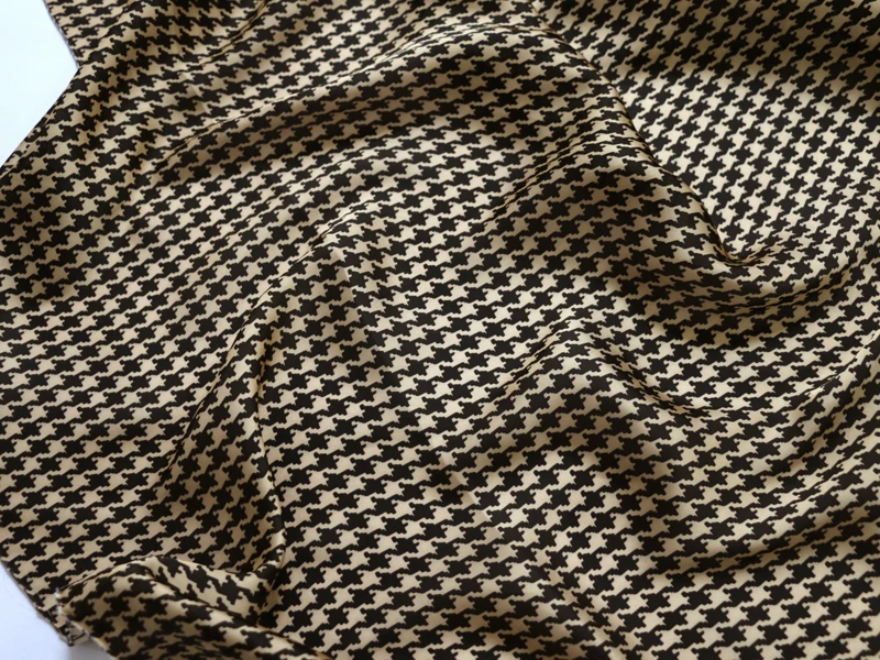 Мягкая плательная ткань 1 метр X 48 м атласный шифоновый материал с геометрическим