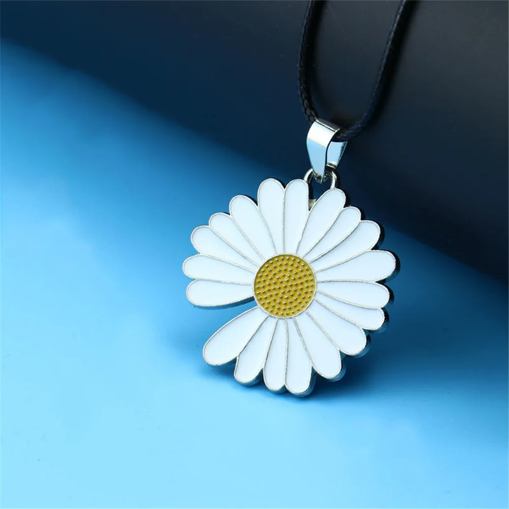 1 Pcs Daisy Pendant Necklace For Women Vintage Flower Torque Release Stress Jewelry Accessories Leather Or Alloy Chain Emo Grils