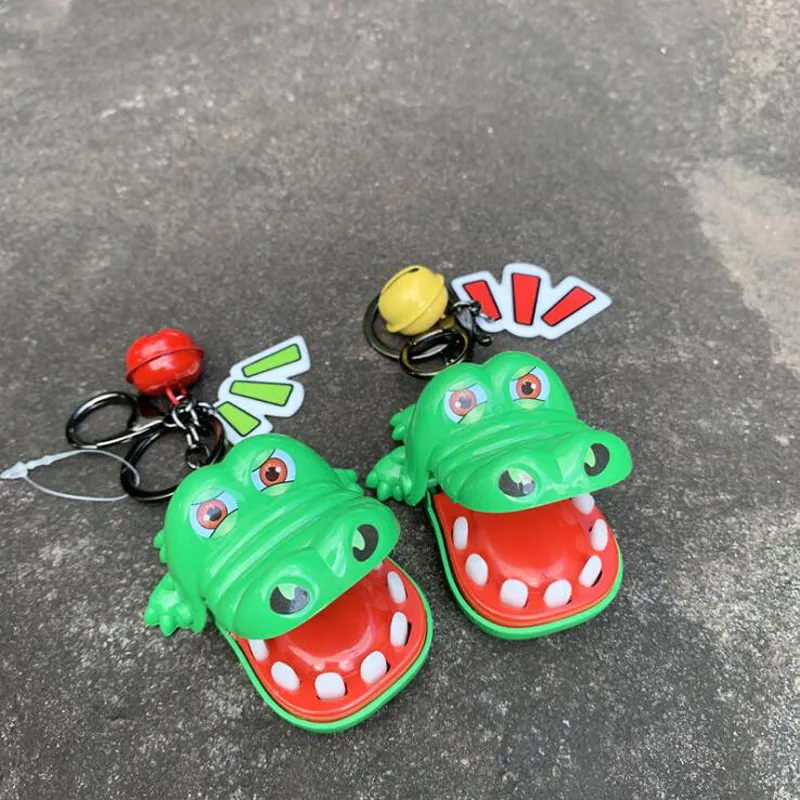 Милый мультяшный кусающий рукой крокодил тройной детской инновации брелок для