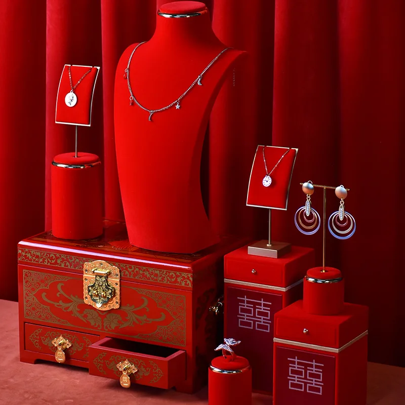 New jewelry display props, rings, earrings, necklaces, portrait models, ornaments, gold window display racks