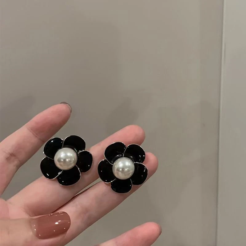

French Vintage Metal Matte Colorful Heart Stud Earrings 2021 Trend For Women Winter Simple Fashion Boucle d'oreille Ear Jewelry