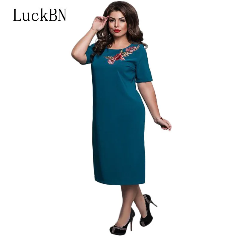 Элегантное однотонное платье большого размера с вышивкой офисное для ужина