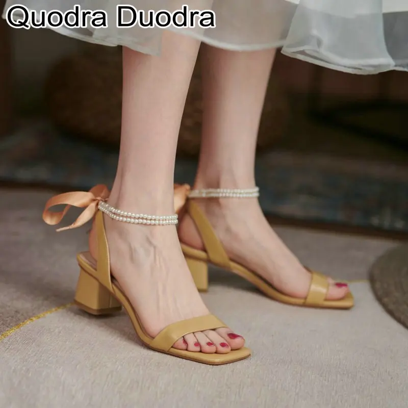 

И натуральной кожи; Новинка; Женская летняя обувь на плоской подошве; Летние сандалии с лентами и украшением из жемчуга и бантов элегантная ...