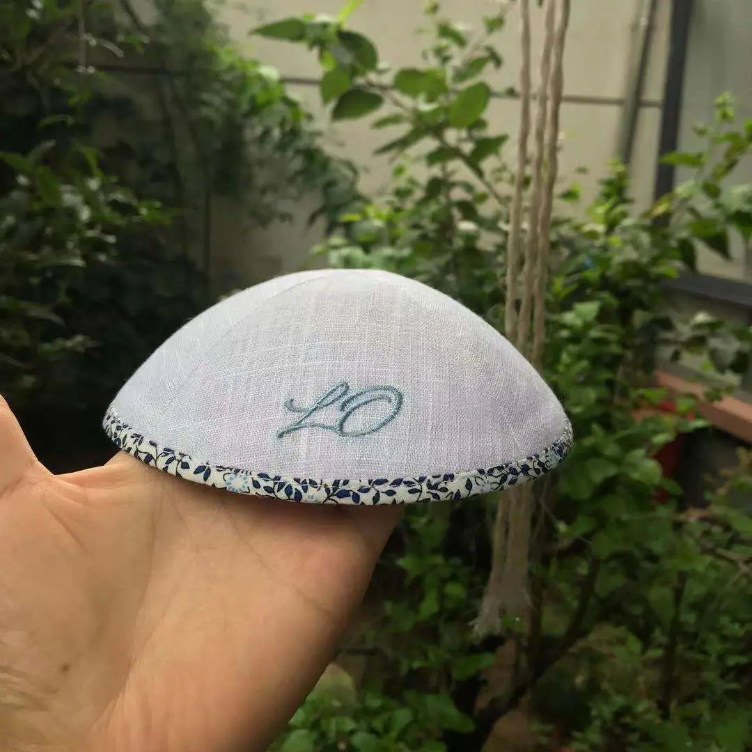Белые льняные кипоты KIPPOT KIPPAH с светло синей вышивкой логотипа для