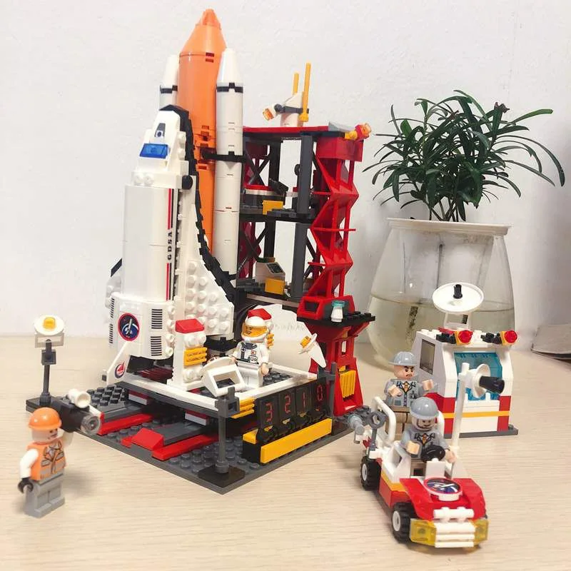 679 шт. Детский конструктор космический порт|Блочные конструкторы| |