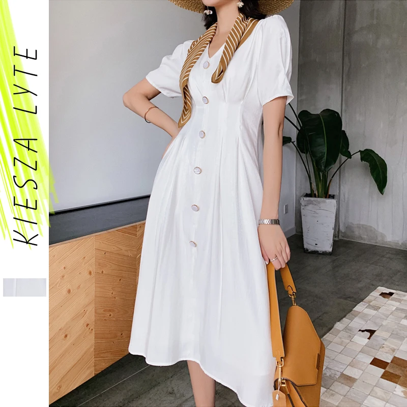 Женское однобортное атласное платье средней длины белое с V образным вырезом и