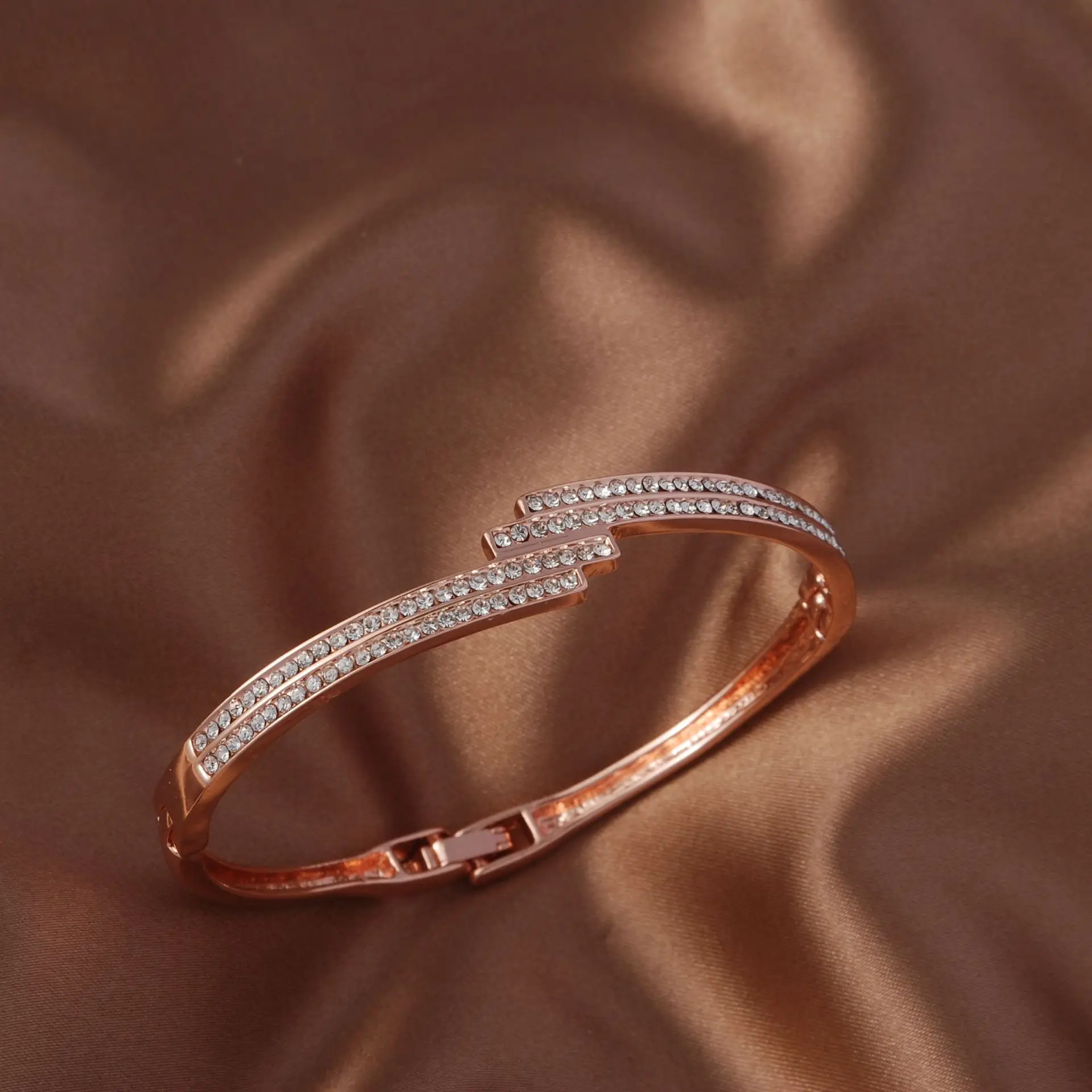 

Fashion Creative Women's Bracelet Gypsophila Bracelet Rose Gold Stainless Steel Bracelet Fashion Female Bracelet