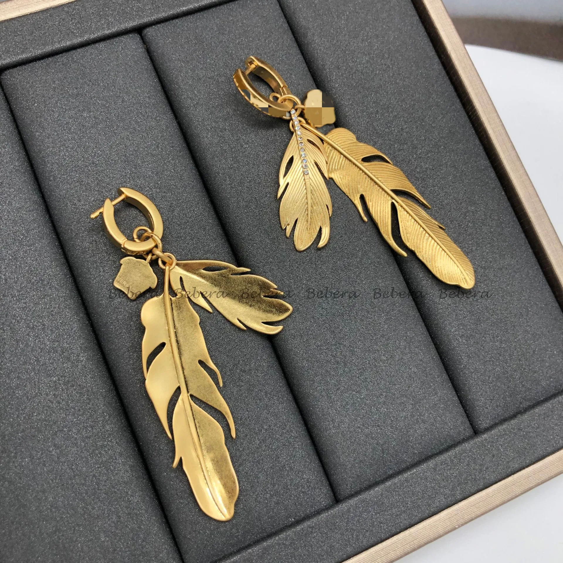 

Серьги-кольца женские медные с перьями и золотыми вставками