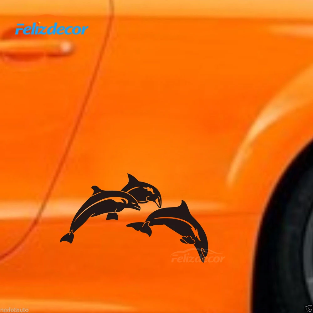 Три милых маленькие дельфины выполняют виниловые наклейки на автомобиль для