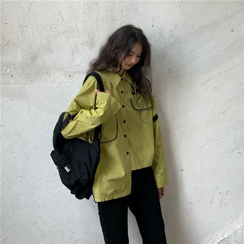 Простая верхняя одежда с буквенным принтом на пуговицах длинным рукавом