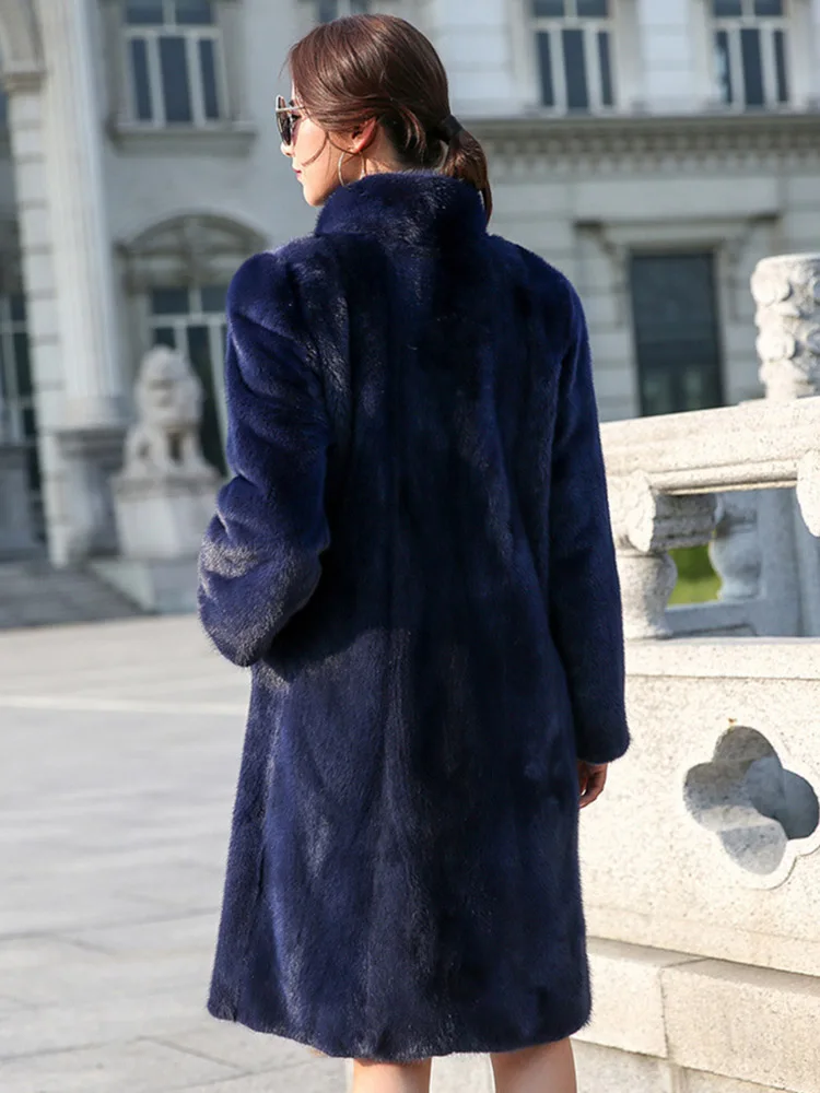 Темно-синее длинное плюшевое пальто из искусственного меха норки в европейском и