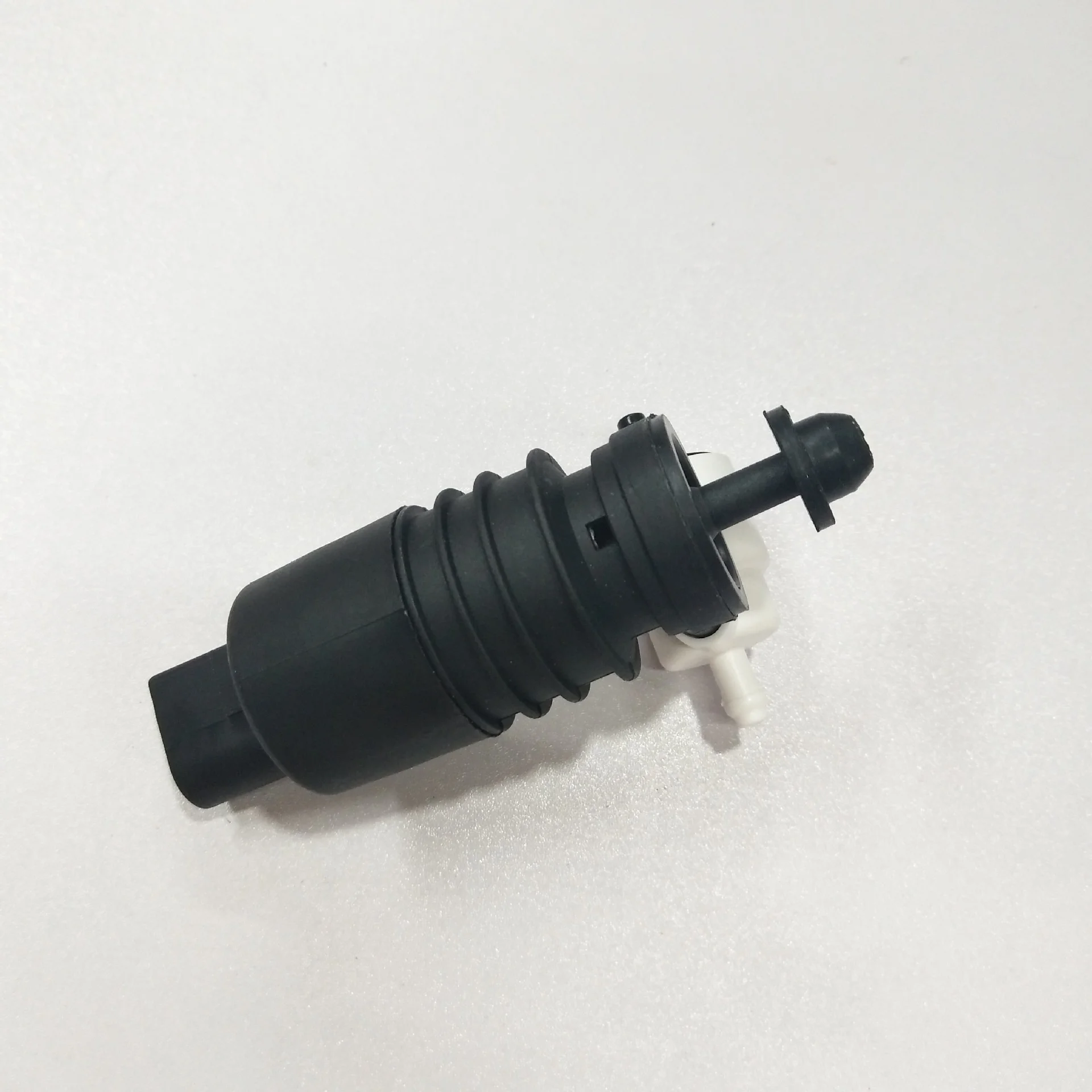 

It is suitable suitable for BMW windshield cleaning pump 67127388349
